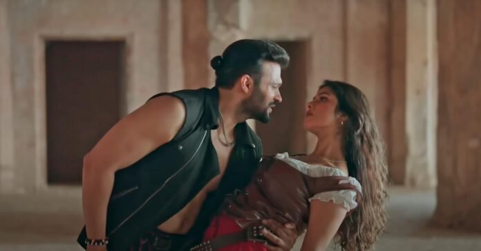 दिलों में मची 